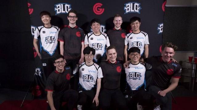 式向欧足联 式向欧足联