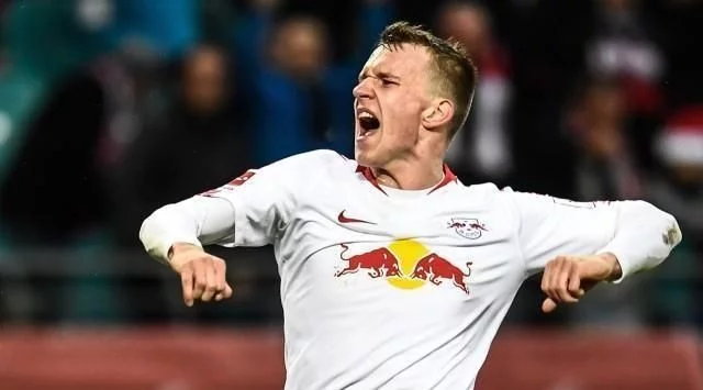 他的出现改 他的出现改